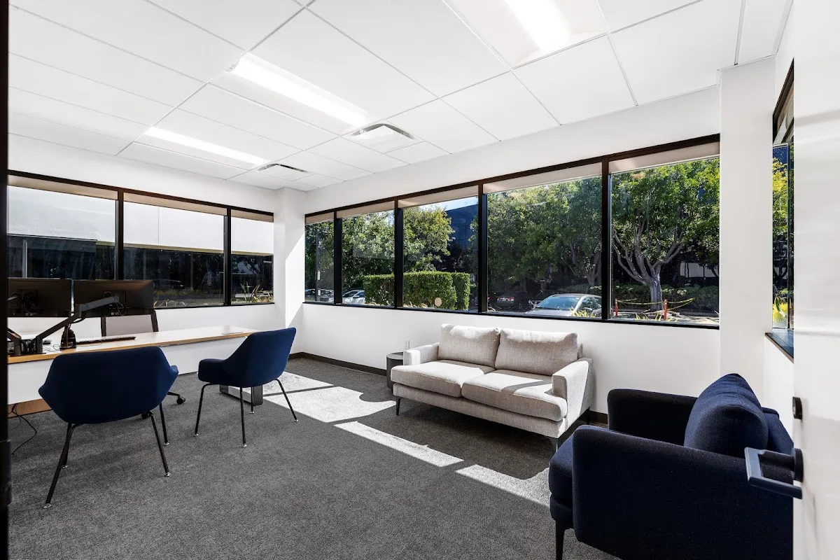 Los Angeles Outpatient Center - Photo 2